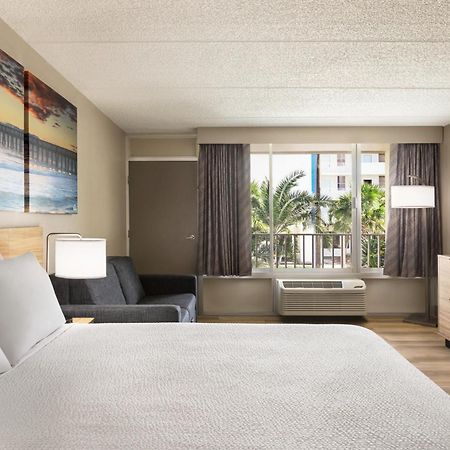 Days Inn By Wyndham Cocoa Beach Port Canaveral Exteriör bild