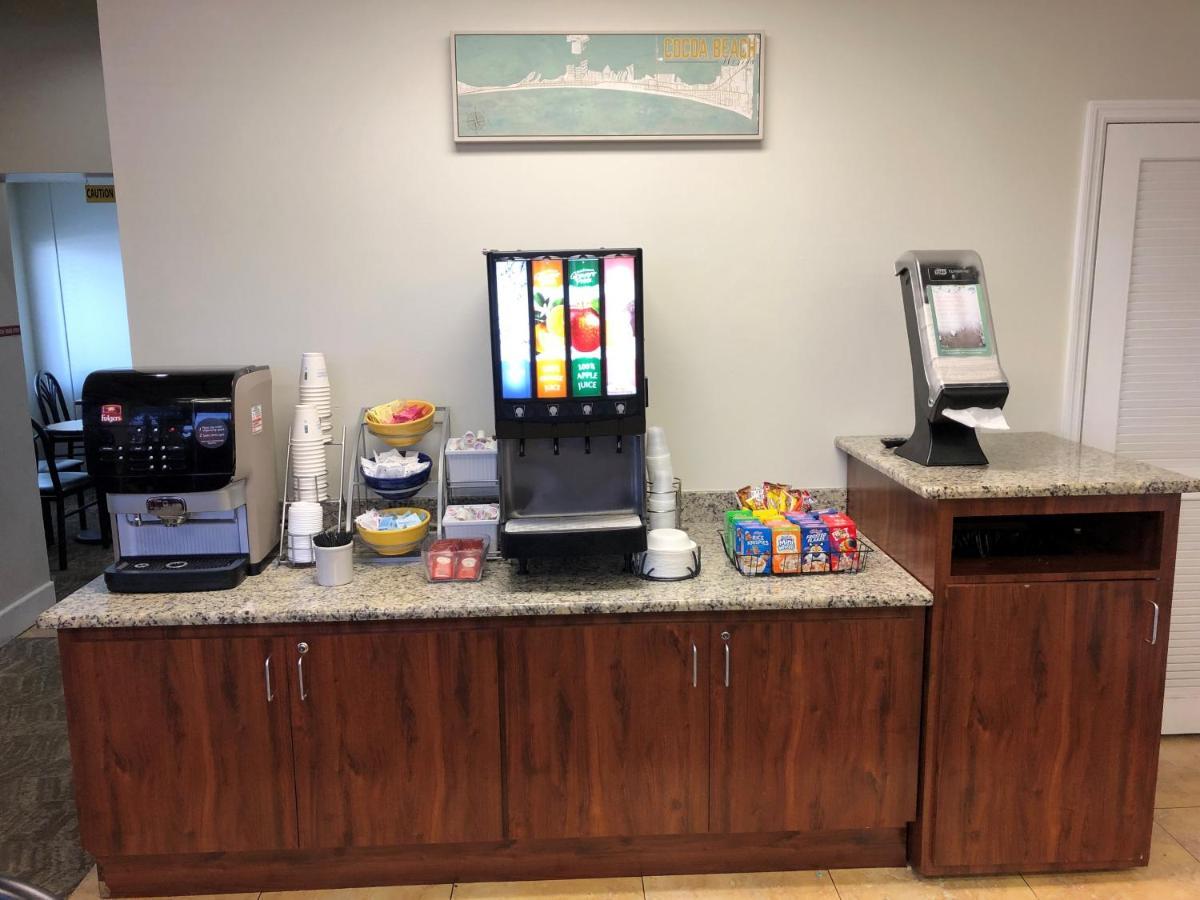Days Inn By Wyndham Cocoa Beach Port Canaveral Exteriör bild