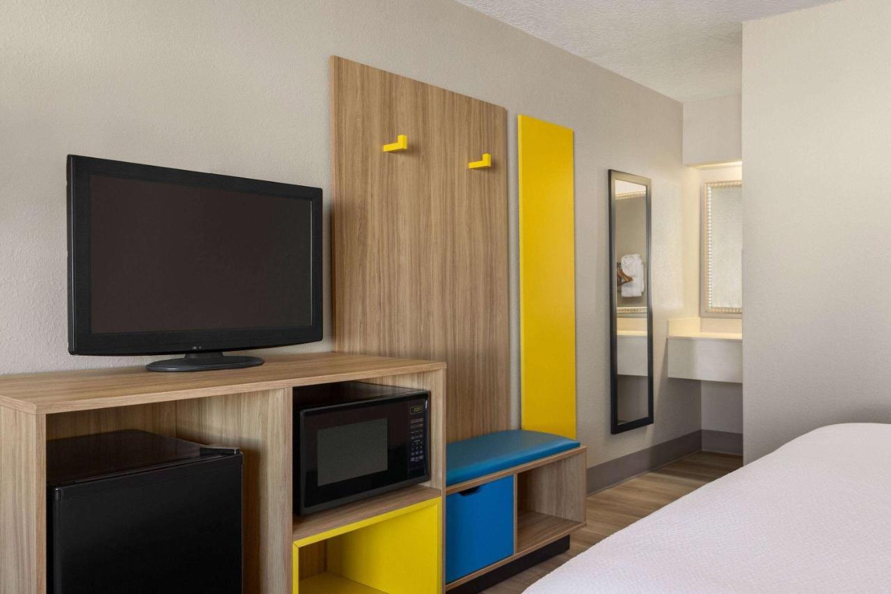 Days Inn By Wyndham Cocoa Beach Port Canaveral Exteriör bild