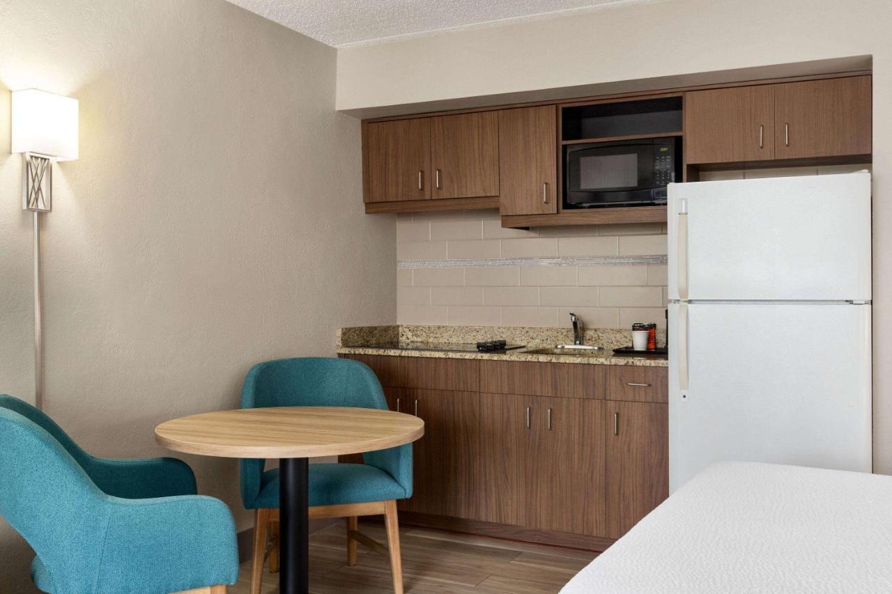 Days Inn By Wyndham Cocoa Beach Port Canaveral Exteriör bild