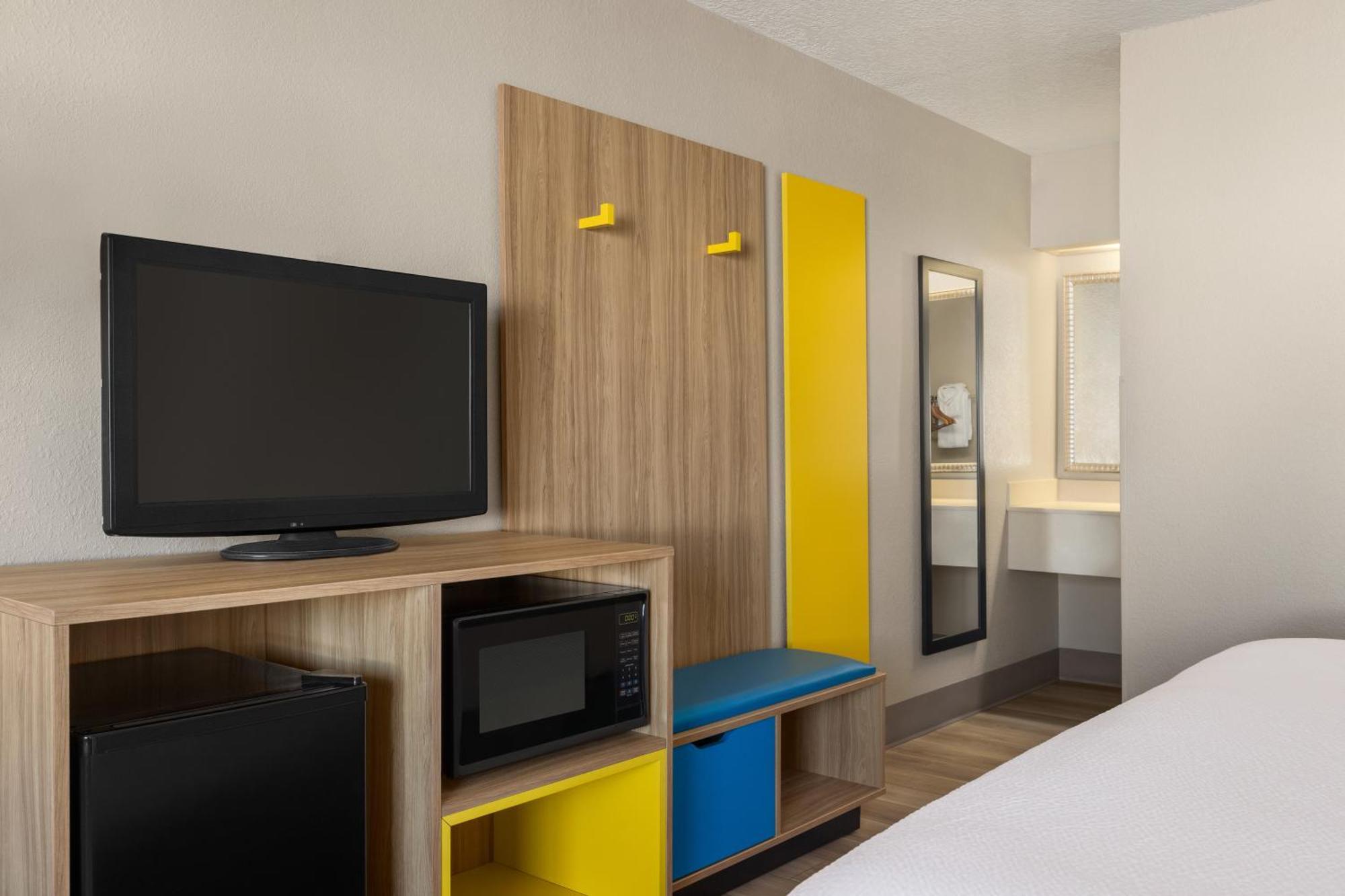Days Inn By Wyndham Cocoa Beach Port Canaveral Exteriör bild
