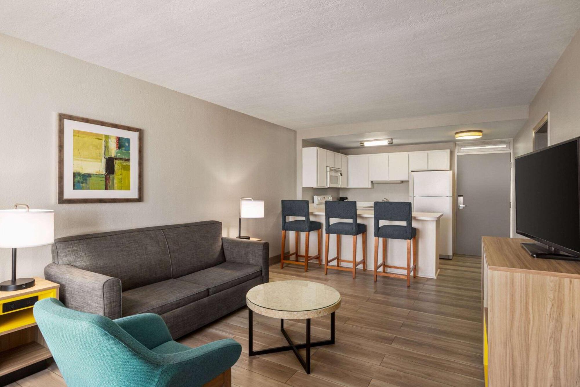 Days Inn By Wyndham Cocoa Beach Port Canaveral Exteriör bild
