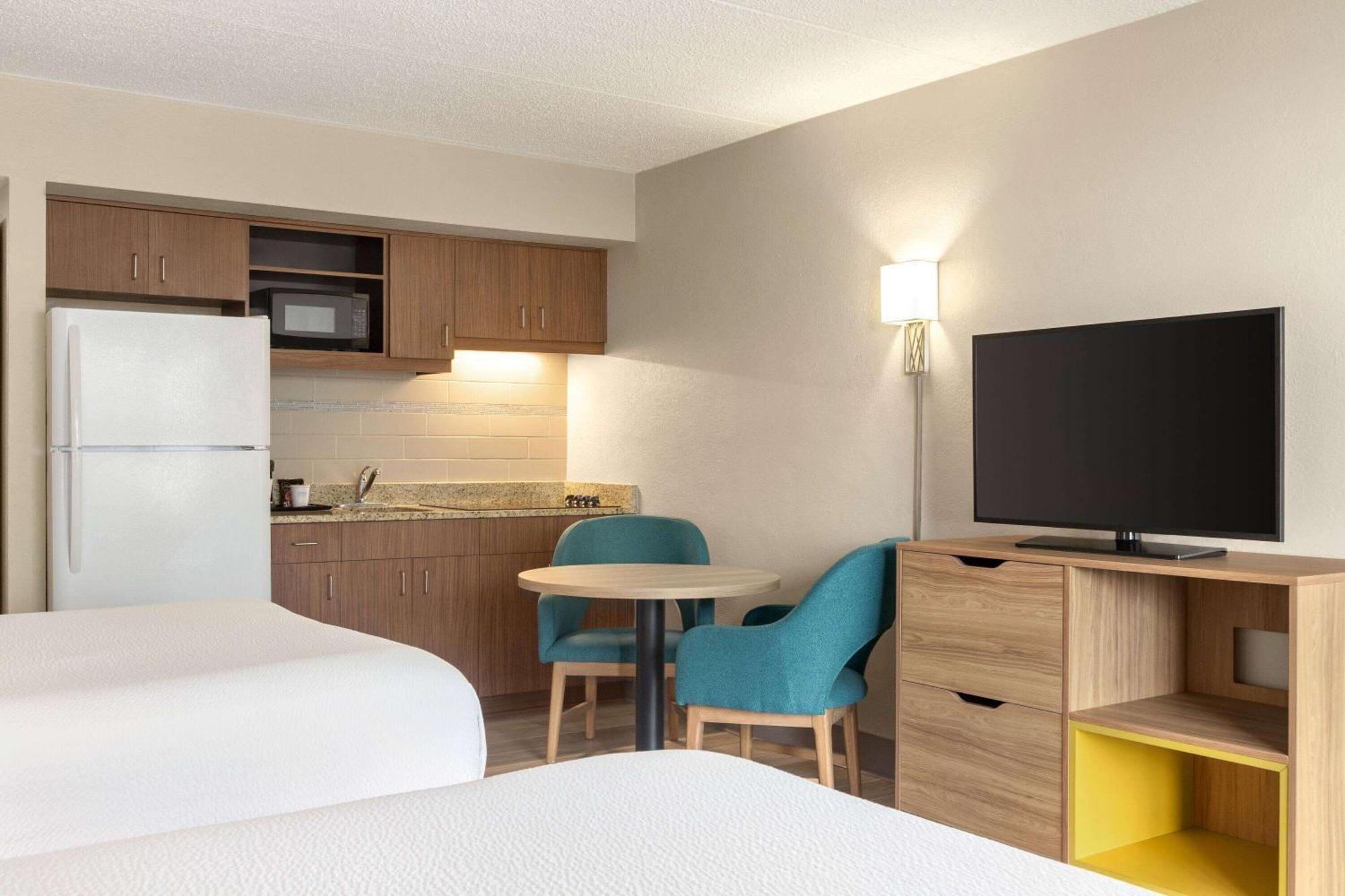 Days Inn By Wyndham Cocoa Beach Port Canaveral Exteriör bild