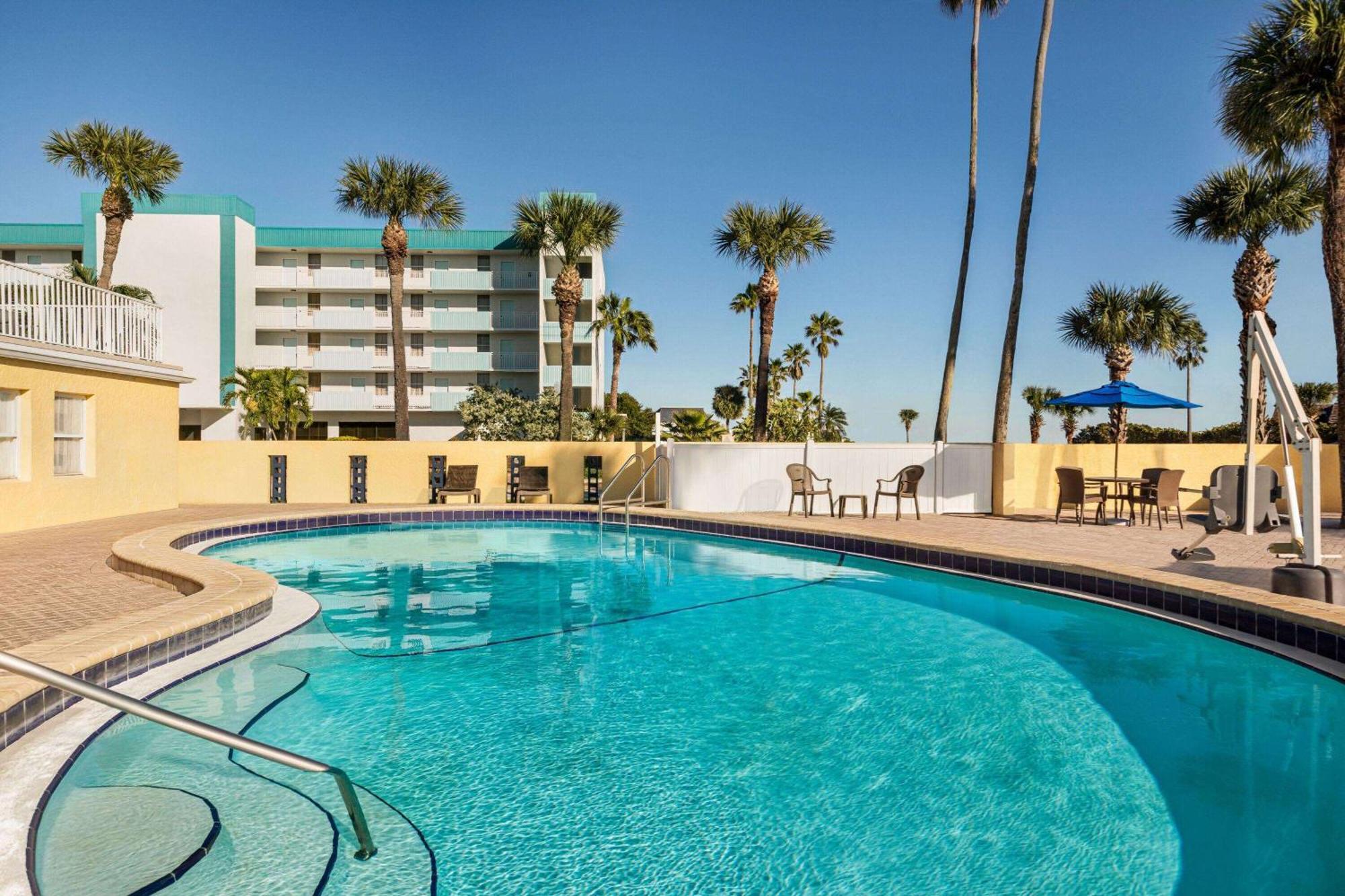 Days Inn By Wyndham Cocoa Beach Port Canaveral Exteriör bild