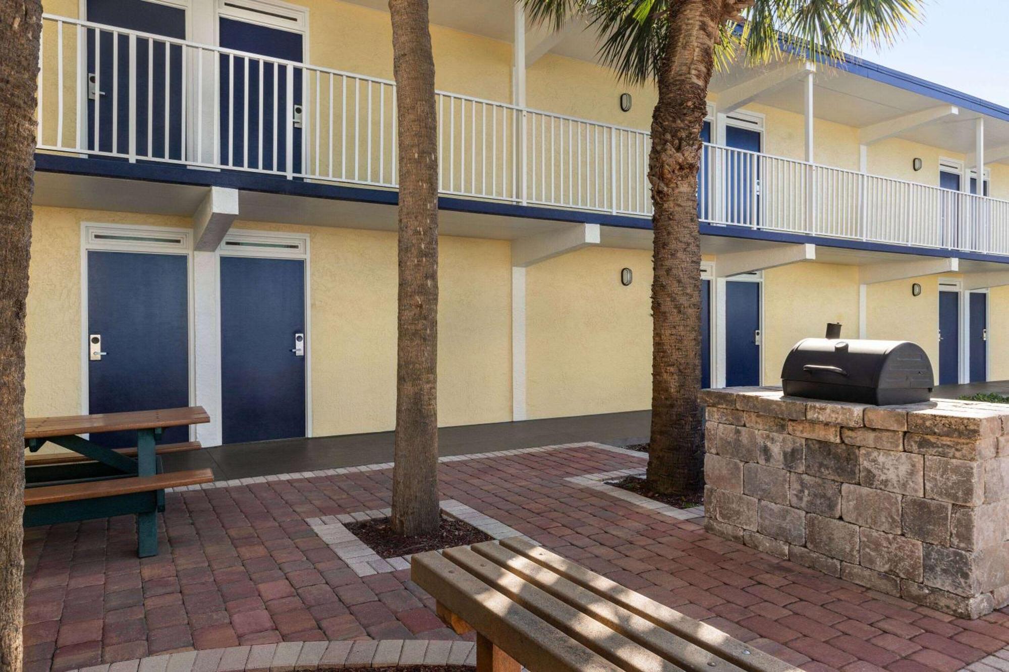 Days Inn By Wyndham Cocoa Beach Port Canaveral Exteriör bild